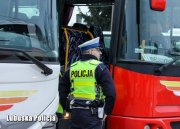 policjant ruchu drogowego stoi przy autobusach
