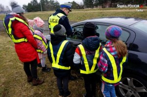 Dzieci podchodzące do samochodu zatrzymanego przez policje