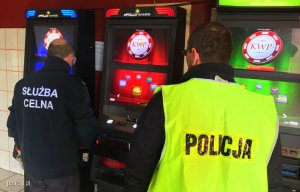 Policjanci zabezpieczający automaty do gier