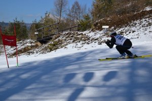 zawodnik na trasie slalomu giganta