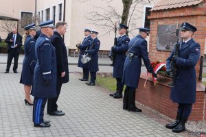 Prezydent Andrzej Duda wraz z Komendantem Głównym Policji i nowym Rektorem WSPol składają wieniec przed pomnikiem