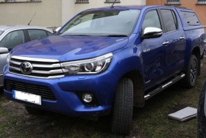 Niebieska Toyota Hilux