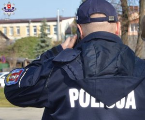 policjant rozmawia przez telefon komórkowy