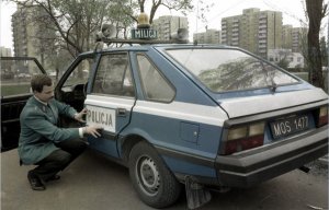 Na zdjęciu policjant przed radiowozem dawniej