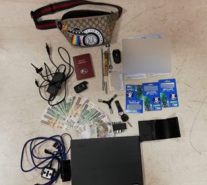 saszetka, komputer i narzędzia wykorzystane do kradzieży samochodu