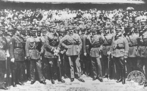czarno-białe zdjęcie przedstawia żołnierzy  na czele z Józefem Piłsudskim