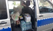 Policjanci z Głuchołaz pomogli pacjentom szpitala - dary dla pacjentów na samochodzie służbowym