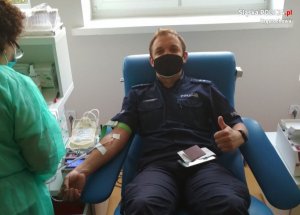 policjant w pozycji półleżącej na fotelu oddaje krew w obecności pielęgniarki
