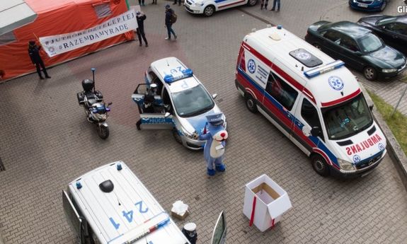 Widok z lotu ptaka na policyjne pojazdy oraz karetkę pogotrowia