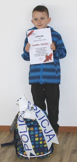 6-letni Kacperek z dyplomem i plecakiem