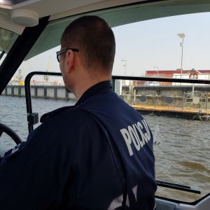 policjant w łodzi na wodzie