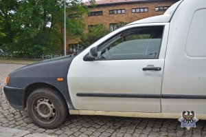 samochód volkswagen zabezpieczony przez policjantów