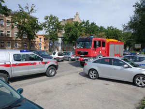 pojazdy strażaków i inne samochody zaparkowane na parkingu