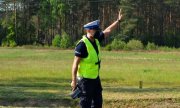 Policjant ruchu drogowego dający sygnał do zatrzymania