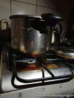 Na zdjęciu przypalony szybkowar postawiony na kuchence gazowej