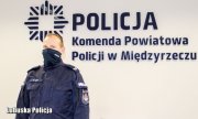Umundurowany policjant - starszy sierżant Mateusz Guzek