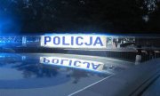 napis policja na radiowozie policyjnym