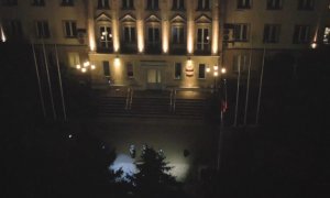 Nocne ujęcie z drona oświetlonego frontu budynku Komendy Głównej Policji