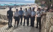 grupa umundurowanych funkcjonariuszy Policji polskich oraz bułgarskich stoi na plaży