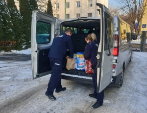 policjanci pakują zebrane rzeczy do samochodu przed wyjazdem do Centrum Opieki nad Dzieckiem w Skopaniu