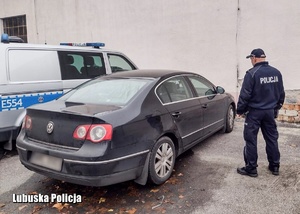 Policjant stojący obok pojazdu