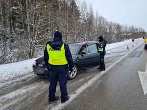 polscy i litewscy policjanci w trakcie ćwiczeń kontrolują zatrzymany samochód osobowy