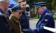 Komendant Wojewódzki Policji w Rzeszowie podczas wręczania statuetki &quot;Sierżanta Michała&quot;