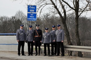 policjanci i osoby cywilne na moście imienia Inspektora Policji Państwowej Wiktor Gustawa Ludwikowskiego