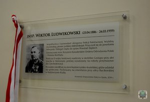 tablica pamiątkowa na ścianie ku czci Inspektora Policji Państwowej Wiktora Gustawa Ludwikowskiego