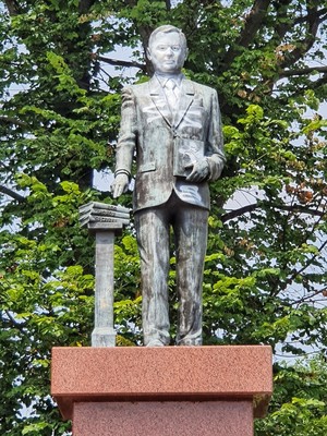 Pomnik mężczyzny - byłego Prezydenta RP - Lecha Kaczyńskiego - stojącego na cokole