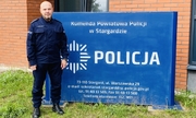 aspirant sztabowy Marcin Lewczycki stoi przed budynkiem Komendy Powiatowej Policji w Star