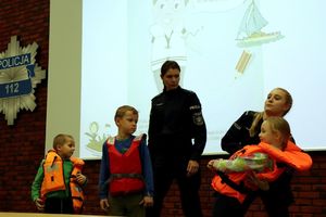 policjantka stoi z dziećmi