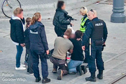 rodzice przytulają odnalezione dziecko, wokół stoją policjanci i osoby cywilne