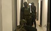 umundurowani kontrterroryści przed drzwiami jednego z mieszkań