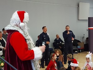 Spotkanie ze Świętym Mikołajem w Komendzie Głównej Policji - komendant Dobrodziej wita dzieci