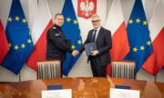 Zastępca Komendanta Głównego Policji ściska dłoń Prezesowi Zarządu JTI Polska