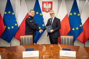 Zastępca Komendanta Głównego Policji ściska dłoń Prezesowi Zarządu JTI Polska