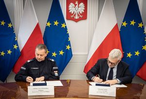 Zastępca Komendanta Głównego Policji i Prezes Zarządu JTI Polska podpisują porozumienie