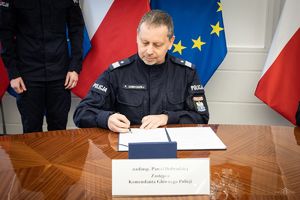 Zastępca Komendanta Głównego Policji podpisuje porozumienie