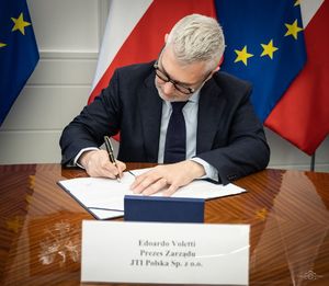 Prezes Zarządu JTI Polska podpisuje porozumienie