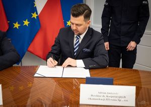 Dyrektor ds. Korporacyjnych i Komunikacji JTI Polska podpisuje porozumienie