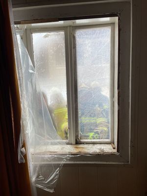Okno w domu starszej kobiety, przez które służby weszły do środka