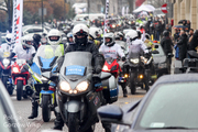 grupa motocyklistów na drodze