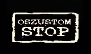 Zdjęcie przedstawia biały napis STOP OSZUSTOM na czarnym tle.