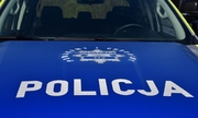 napis policja na masce radiowozu policyjnego