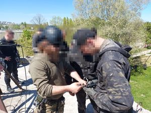 policyjni kontrterroryści szkolą policyjnych specjalsów w Mołdawii - zejście z budynku, działania na wysokości