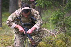 kontrterrorysta podczas ćwiczeń w lesie