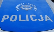 maska radiowozu policyjnego z napisem policja i logo pomagamy i chronimy