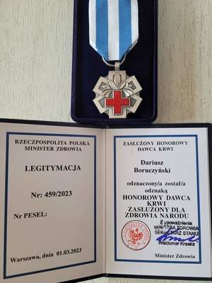 odznaka „Honorowy Dawca Krwi – Zasłużony dla Zdrowia Narodu” i dołączona do niej legitymacja