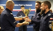 Komendant Wojewódzki Policji w Kielcach wręcza puchar zwycięzcom turnieju